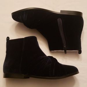 NEW NAVY BLUE VELVET BOOTIES SIZE 4